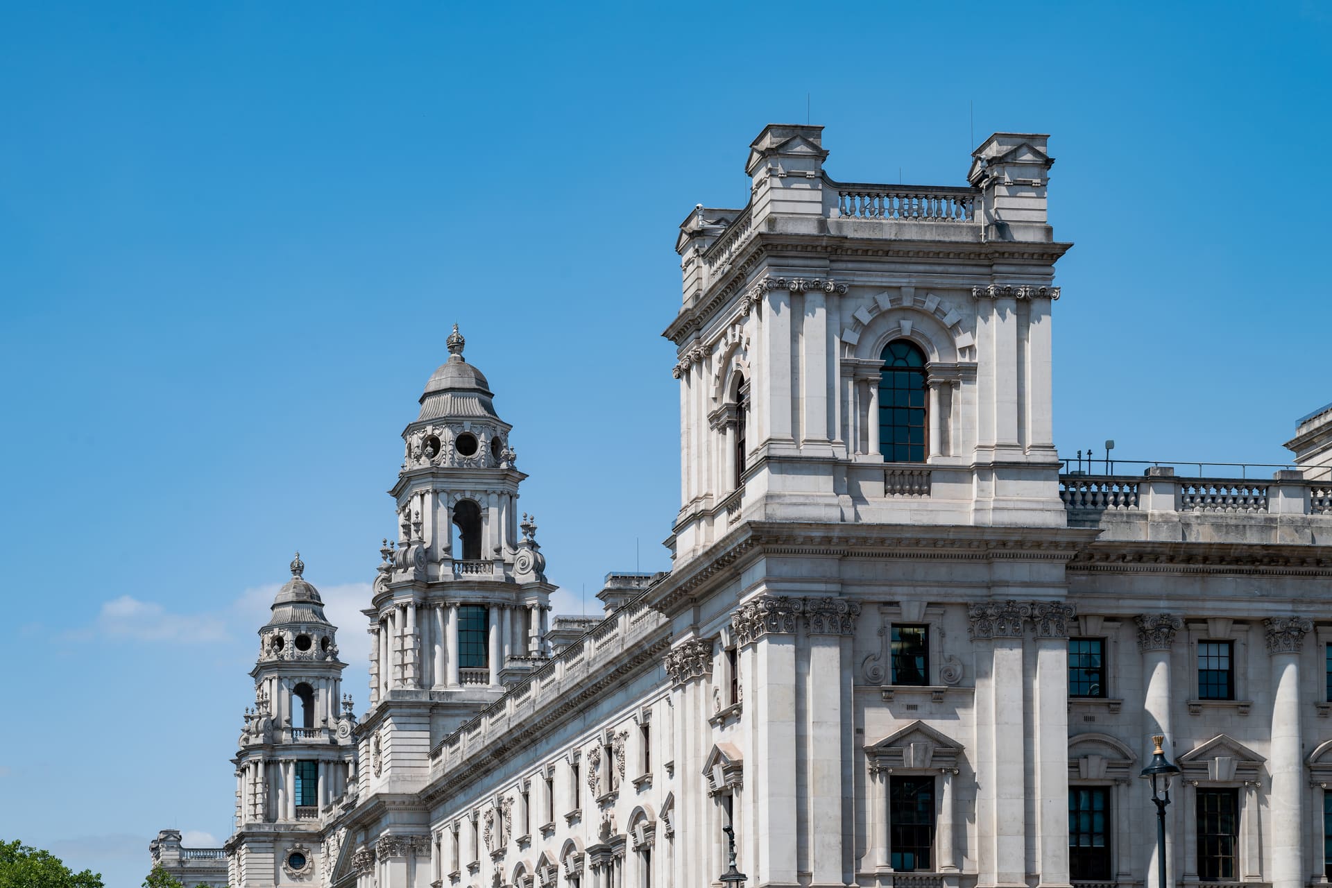 UK names six banks to lead first digital gilt pilot - Hashtag Web3 article cover